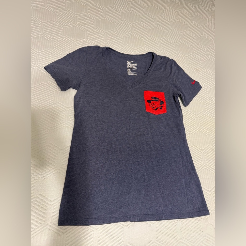 University of Arizona Wildcats Nike Womens size Medium.  Vintage Style Wilbur